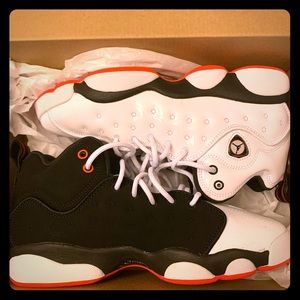 NEW Jordan Jumpman Team II Sneakers